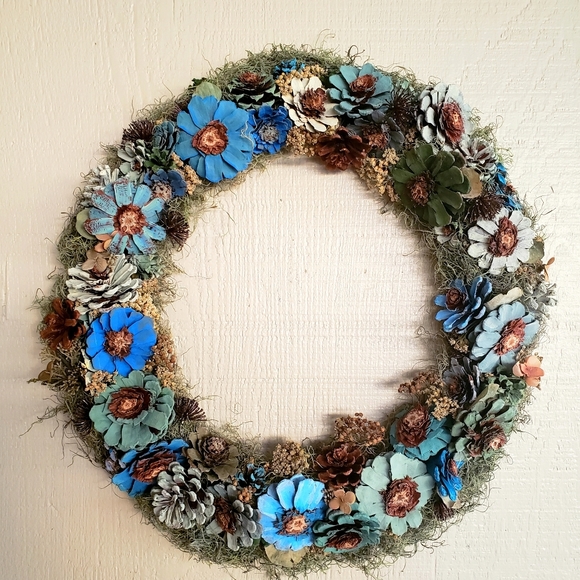 Handcrafted natural pinecone flower wreath new - Picture 1 of 4